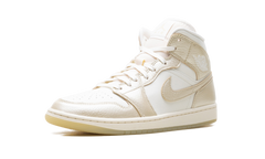 Air Jordan 1 Mid SE Wmns "Metallic Team Gold" HV5159 100