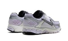 Zoom Vomero 5 WMNS "Barely Grape Photon Dust Summit White Metallic Silver" IB7253 500