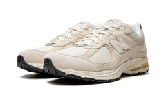 2002R "Calm Taupe" M2002RCC